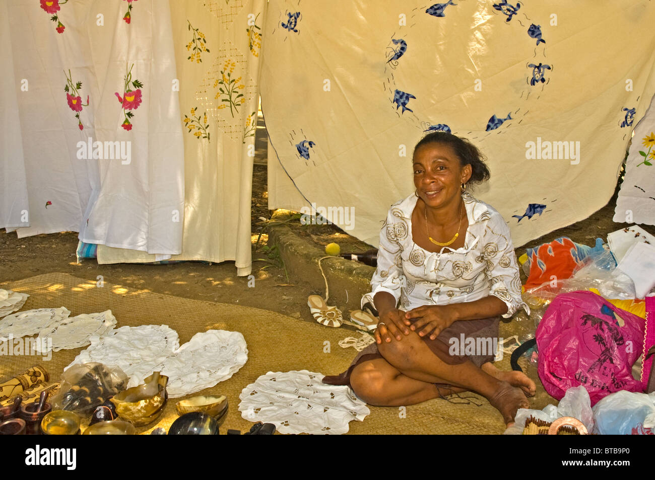 Afrique Madagascar Nosy Be femme vente de vêtements Banque D'Images