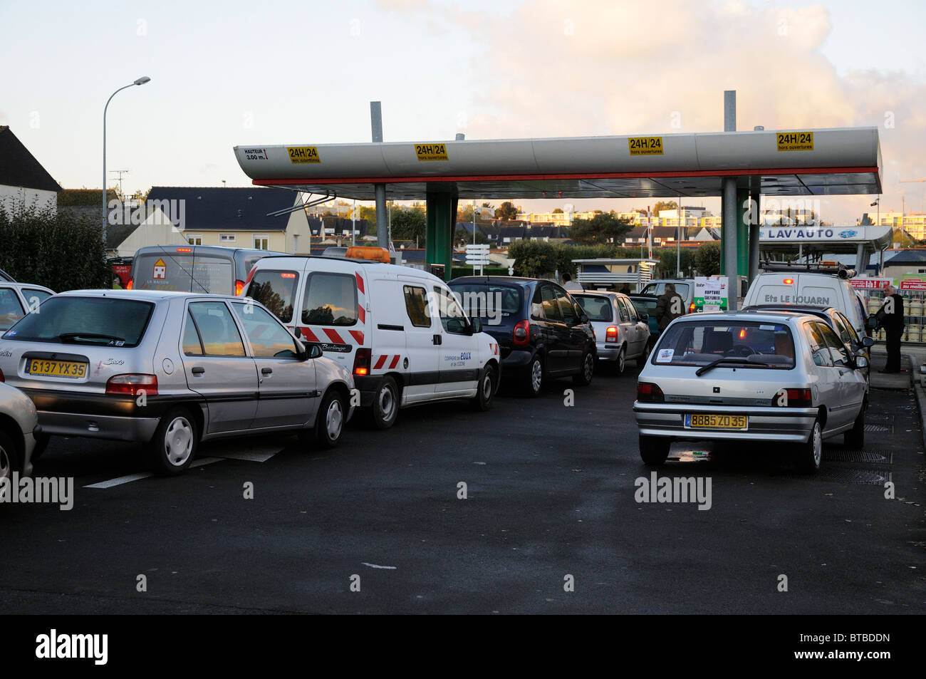 L'automobiliste français font la queue pour l'essence et du carburant  diesel au cours de l'actuelle crise du carburant au supermarché Intermarché  St Malo France Photo Stock - Alamy
