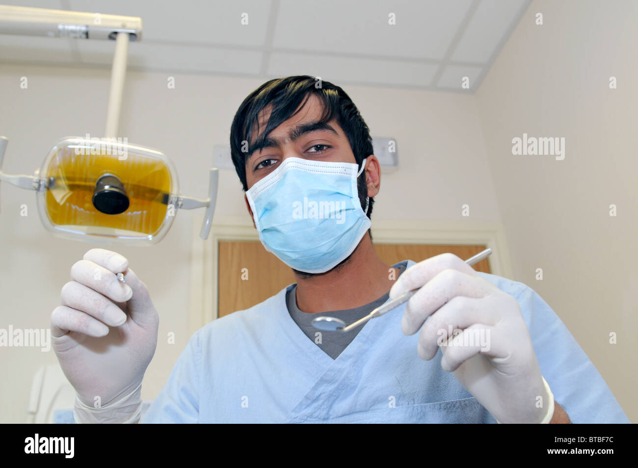 Un homme sur le point de commencer un dentiste dentiste jusqu'au point de vue d'un patient Banque D'Images