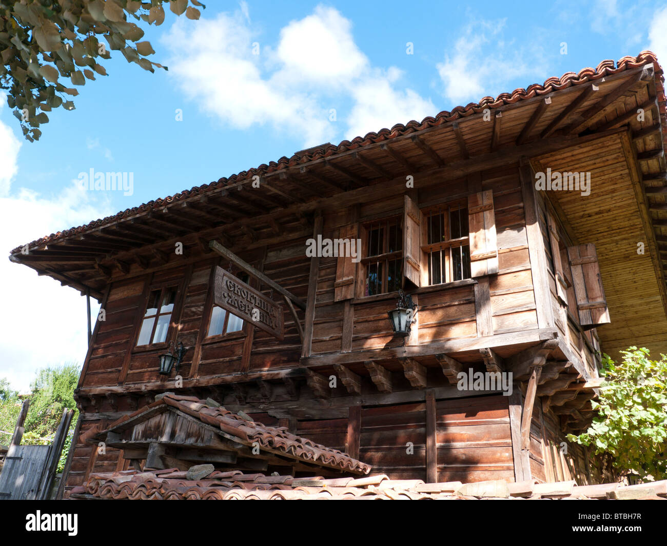 Maison traditionnelle en bois dans le vieux village préservé d'Zhervana, Bulgarie, Balkans, Blue Mountains Banque D'Images