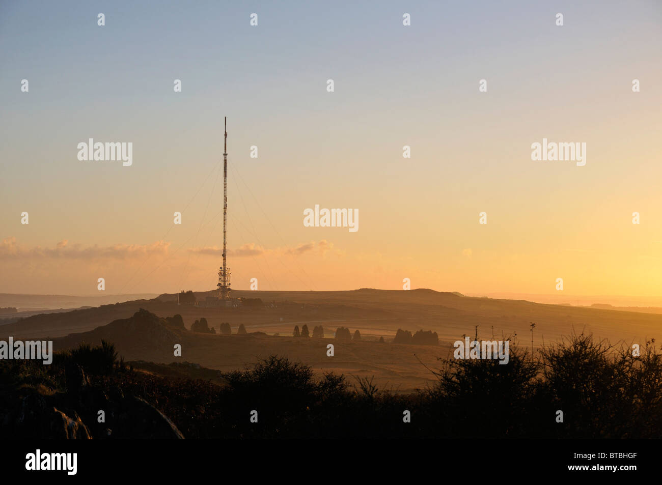 Un grand mât dans le nord de France Télécom au lever du soleil Banque D'Images