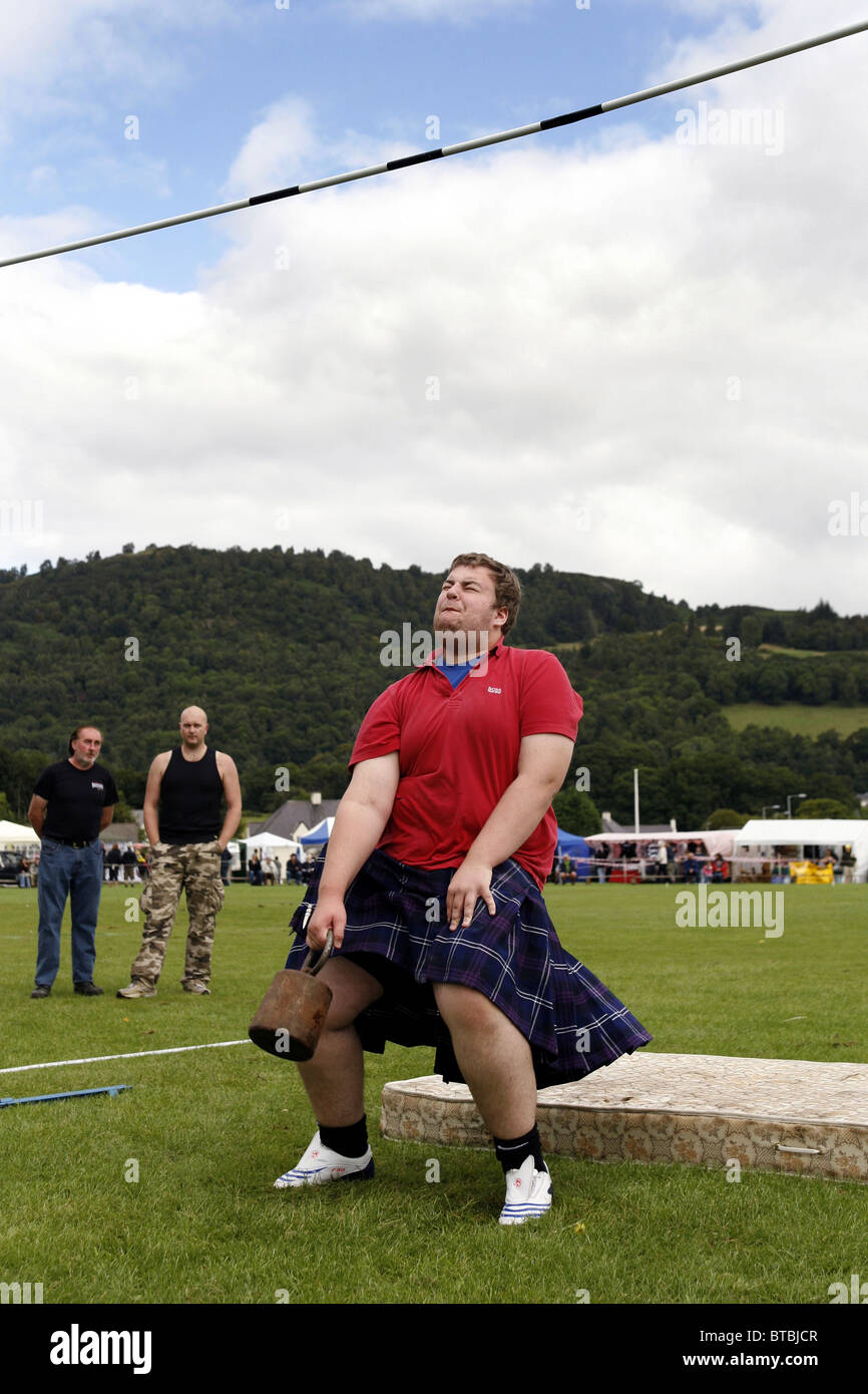 Le poids sur la barre, la concurrence Glenurquhart Highland Gathering et jeux, Blairbeg Park, Drumnadrochit, Ecosse Banque D'Images