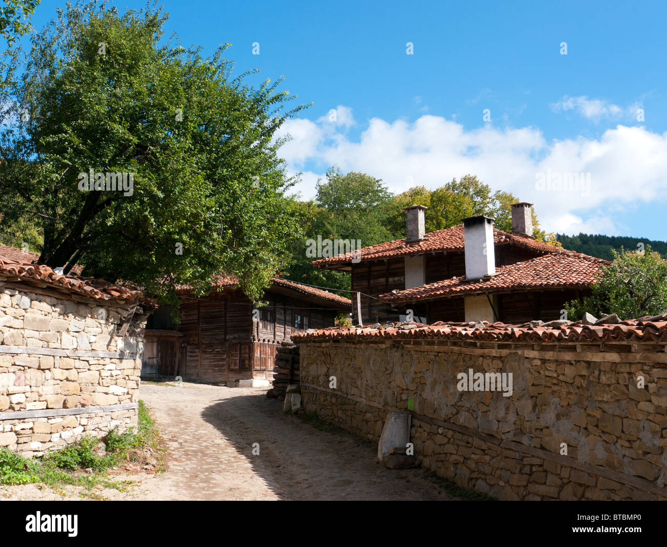 Lane dans le vieux village préservé d'Zhervana, Bulgarie, Balkans, Blue Mountains Banque D'Images