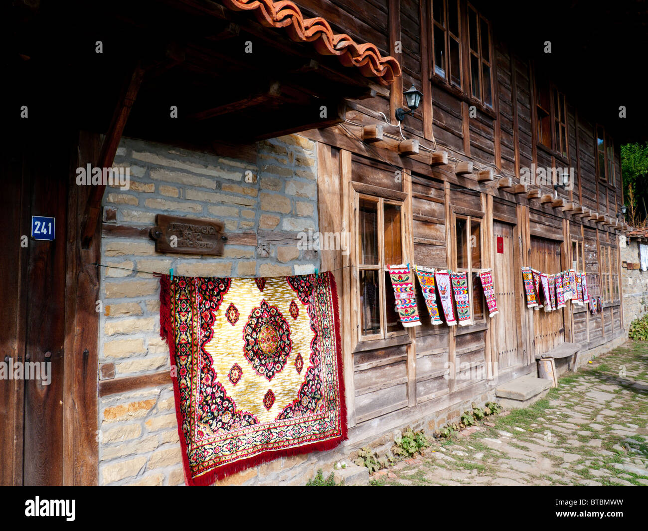 Afficher des tapis à vendre dans le vieux village préservé d'Zhervana, Bulgarie, Balkans, Blue Mountains Banque D'Images