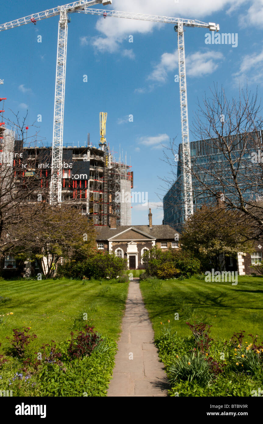 Hopton's hospices à Southwark, Londres avec le NEO Bankside en arrière-plan de développement Banque D'Images