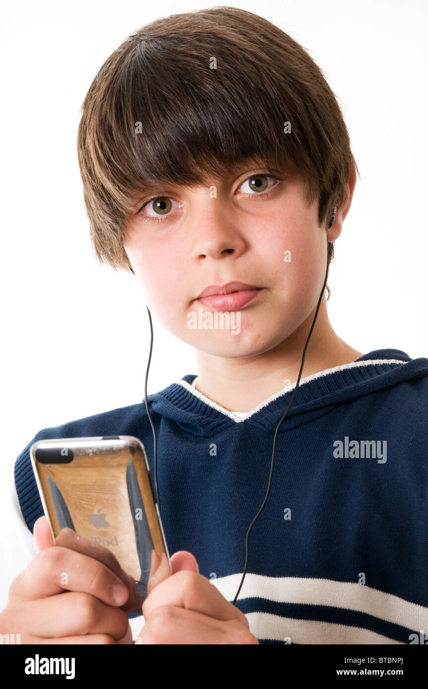 Jeune garçon à l'écoute de la musique sur un ipod iphone mp3 player  téléchargé casque casque music télécharger Téléchargements Télécharger fil  Photo Stock - Alamy