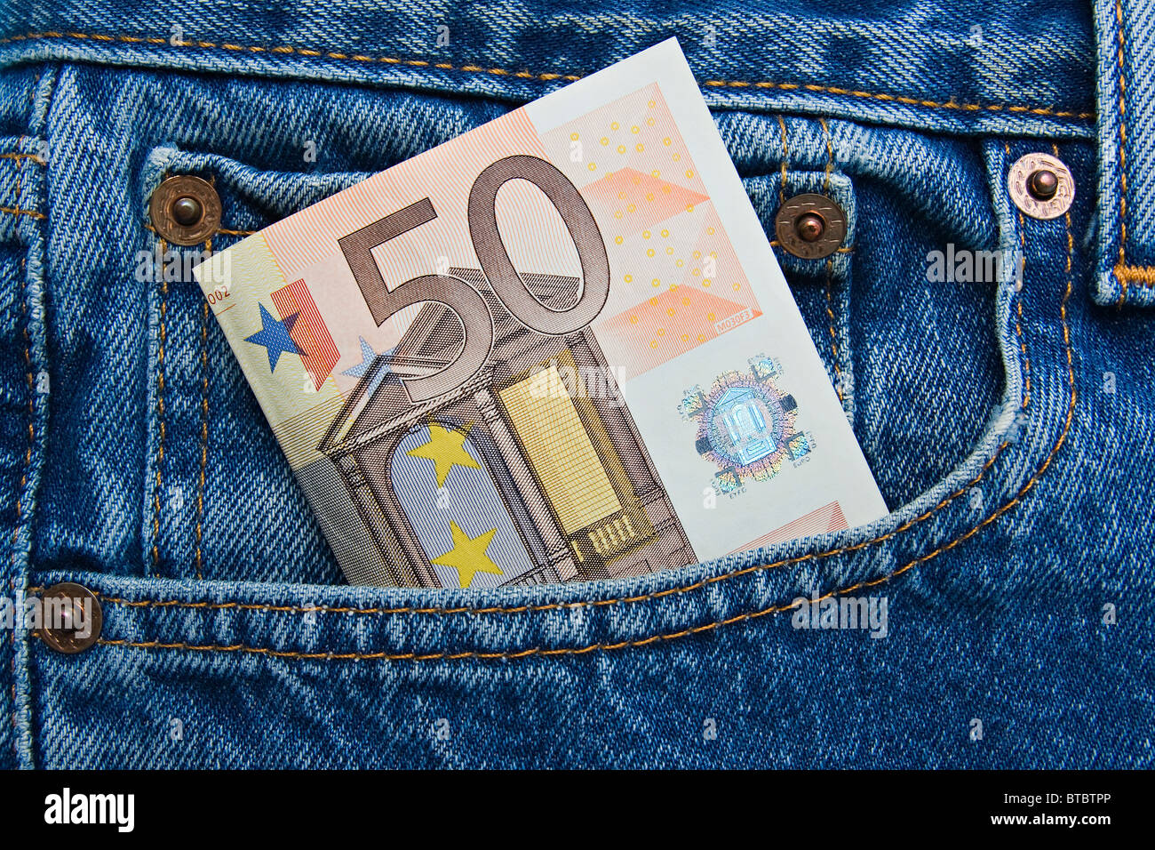 50 euro note dans une poche de jean bleu Banque D'Images