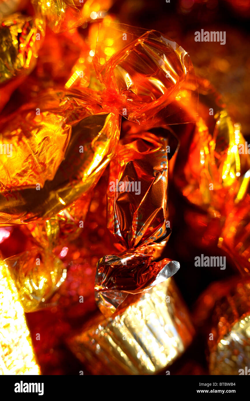 Bonbons de chocolat et de caramel en emballages colorés Banque D'Images