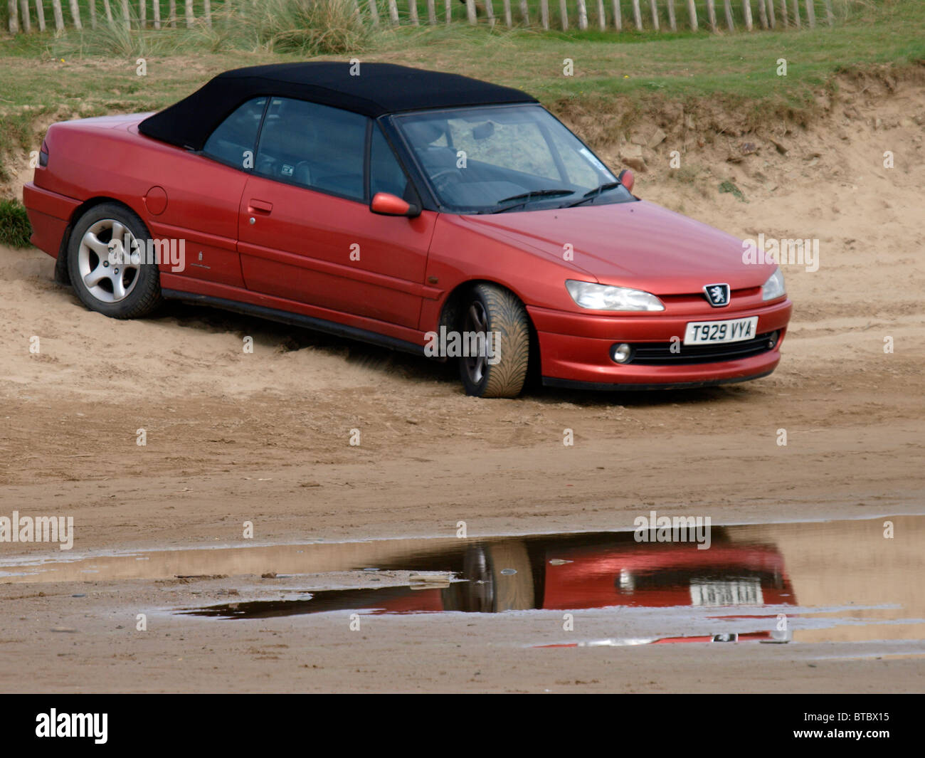 Voiture Peugeot à la plage, UK Banque D'Images