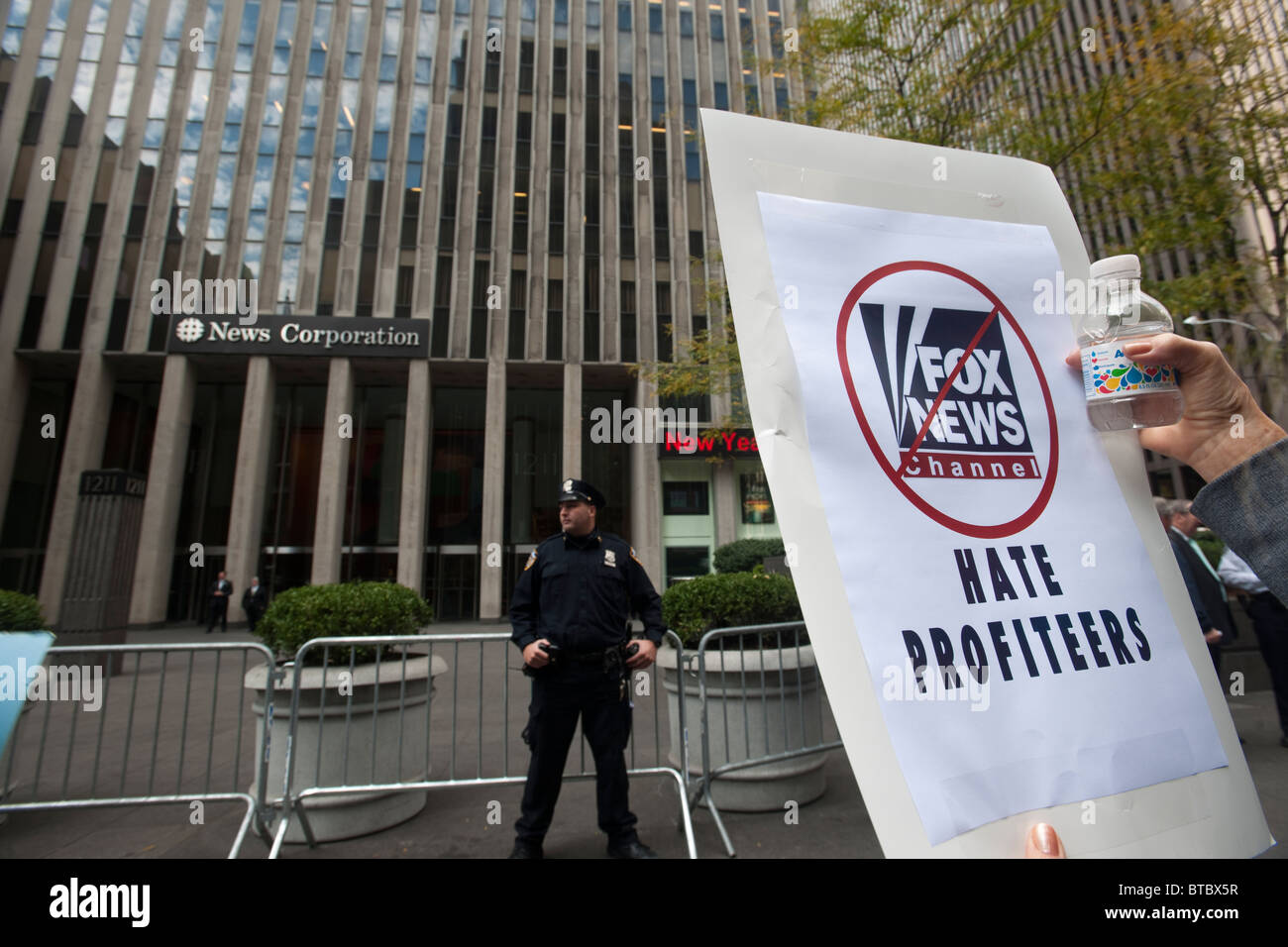 Les protestataires manifester contre News Corp., la société mère de Fox News, à New York Banque D'Images