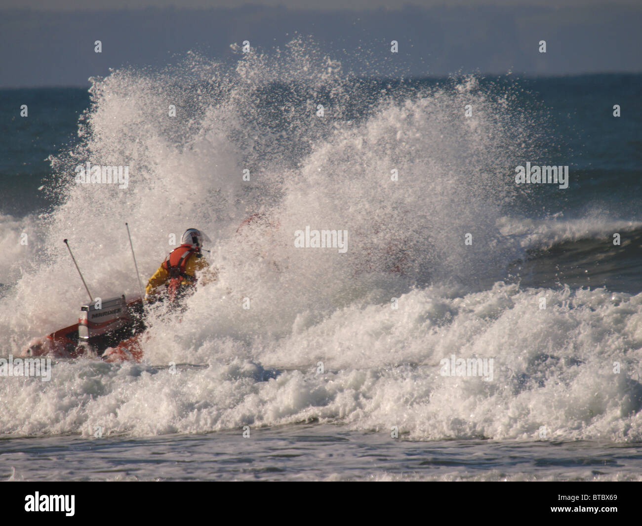 Sauvetage Côtier passe par une grosse vague, Bude, Cornwall, UK Banque D'Images