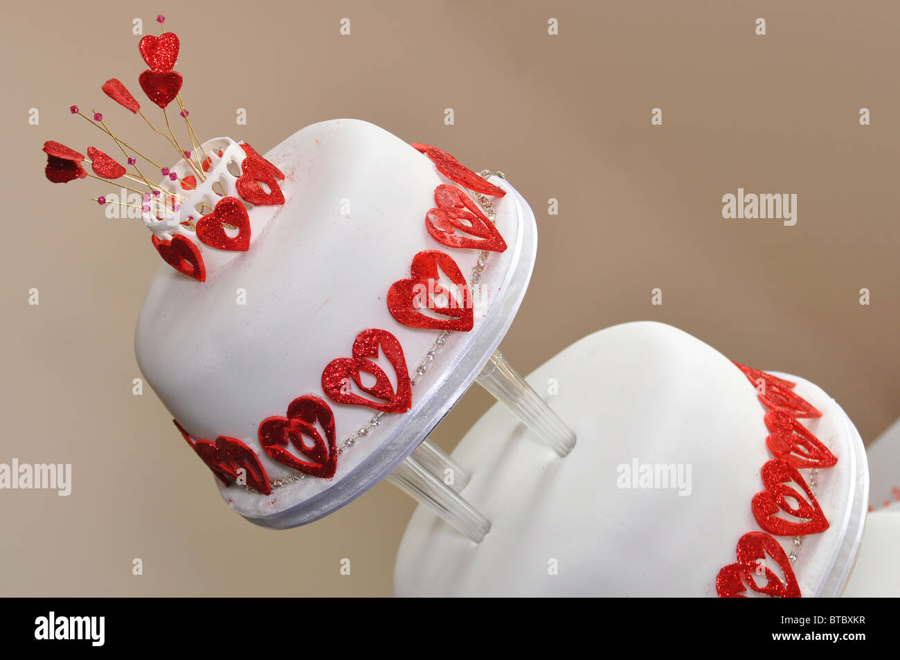 Gâteau de mariage blanc à deux vitesses avec amour coeur détail Banque D'Images