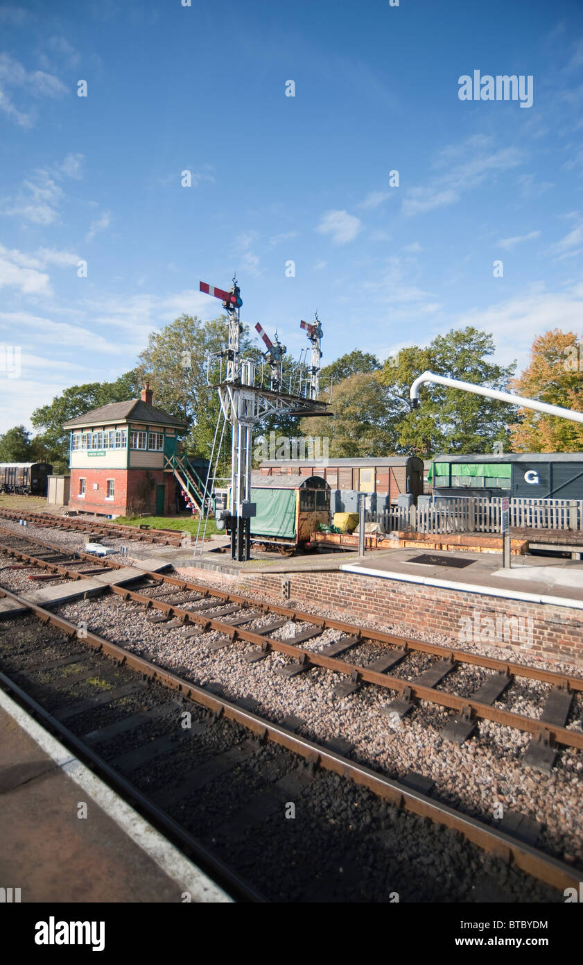 Boîte De Signal et les signaux de sémaphore, Bluebell Railway, Sussex, Angleterre Banque D'Images