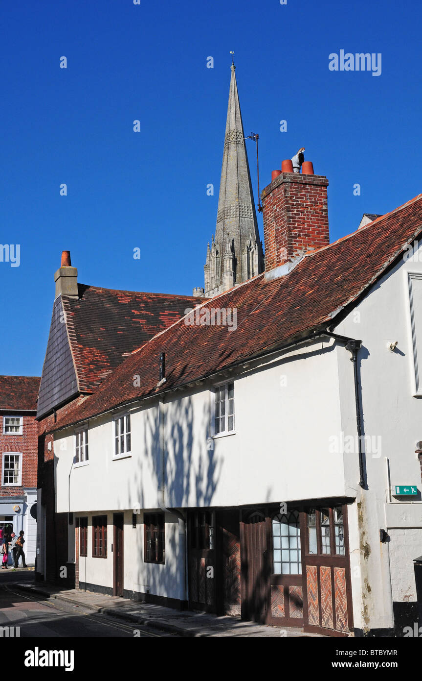 Premier étage d'alimentation de l'ancien bâtiment. Une fois que le plus vieux pub de Chichester est maintenant 764. Cathédrale de la Sainte Trinité derrière. Banque D'Images