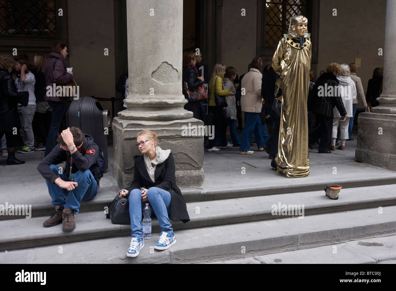 Fatigué et déçu les touristes et pharaon égyptien à Florence Piazza du busker degli Uffizi Banque D'Images