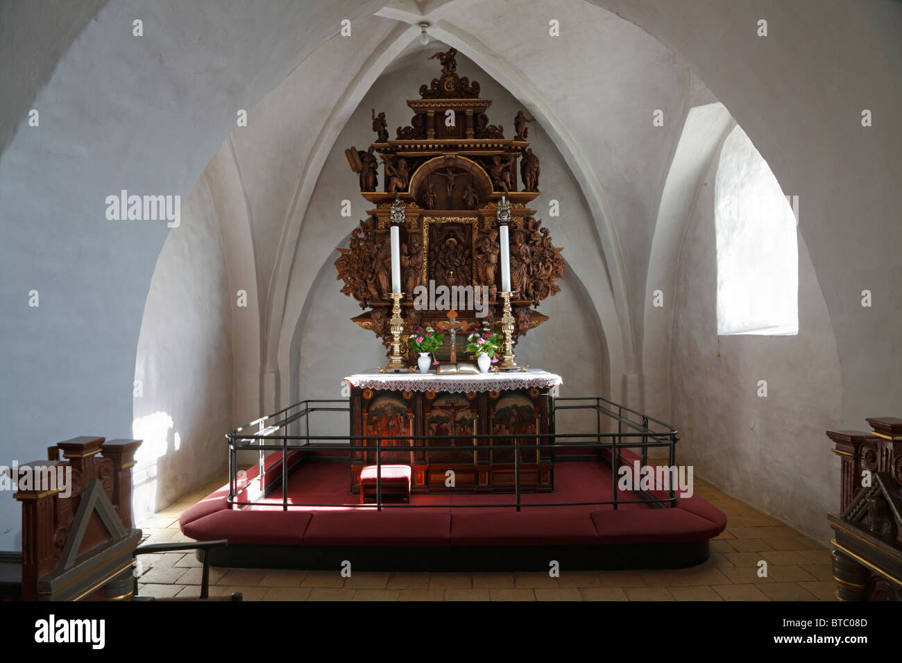 L'allée et l'autel de l'église de Fårevejle. Le lieu de sépulture de James Hepburn, comte de Bothwell, ses restes terrestres sont entombés dans une chapelle en contrebas. Banque D'Images