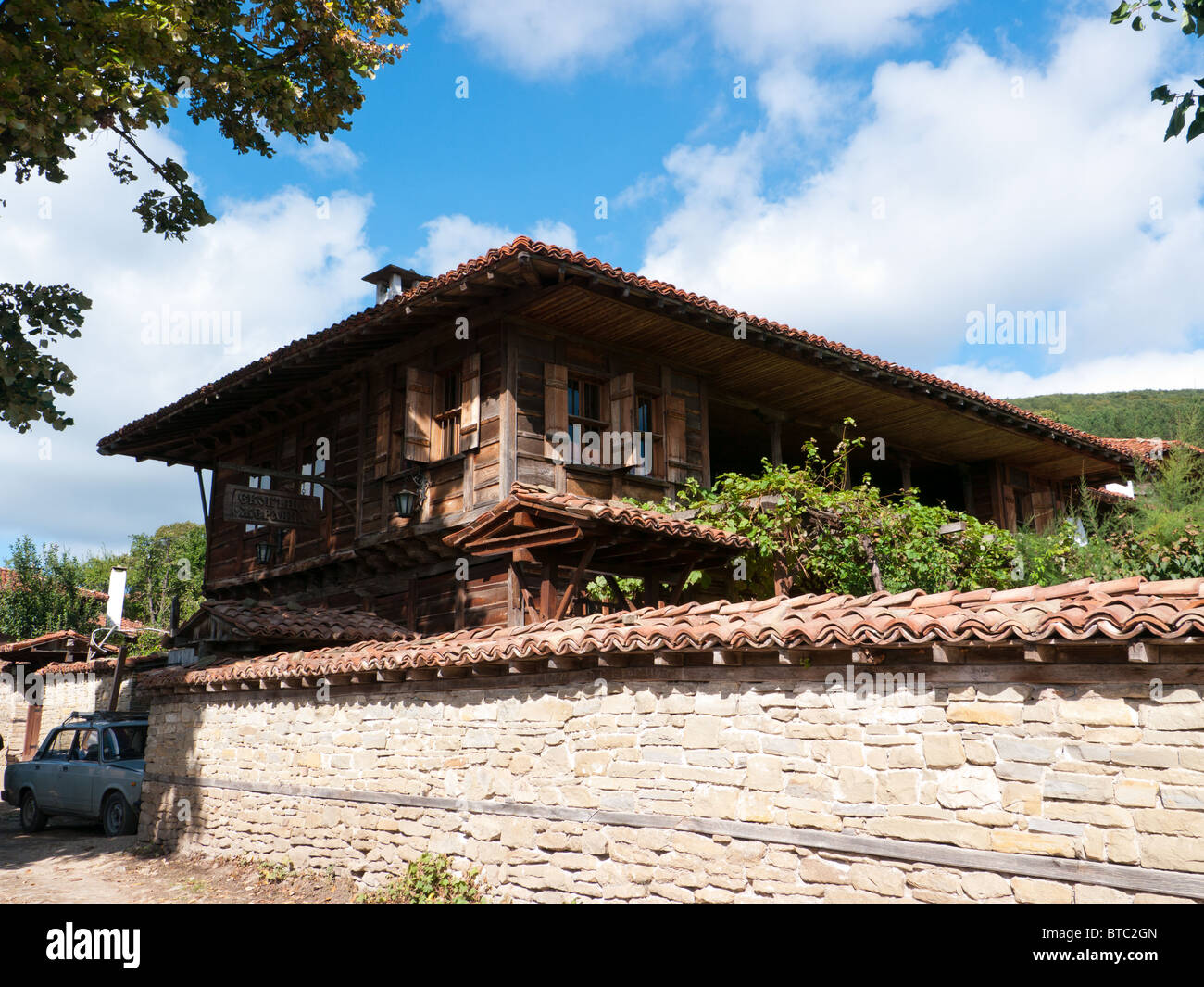 Maison traditionnelle en bois dans le vieux village préservé d'Zhervana, Bulgarie, Balkans, Blue Mountains Banque D'Images