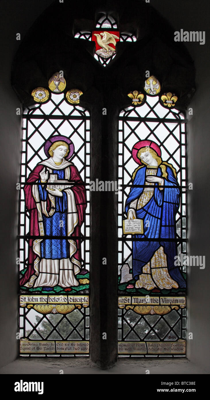 Un vitrail représentant Jean le disciple bien-aimé et la Vierge Marie, l'église paroissiale de St Jean, Cutcombe, Somerset Banque D'Images