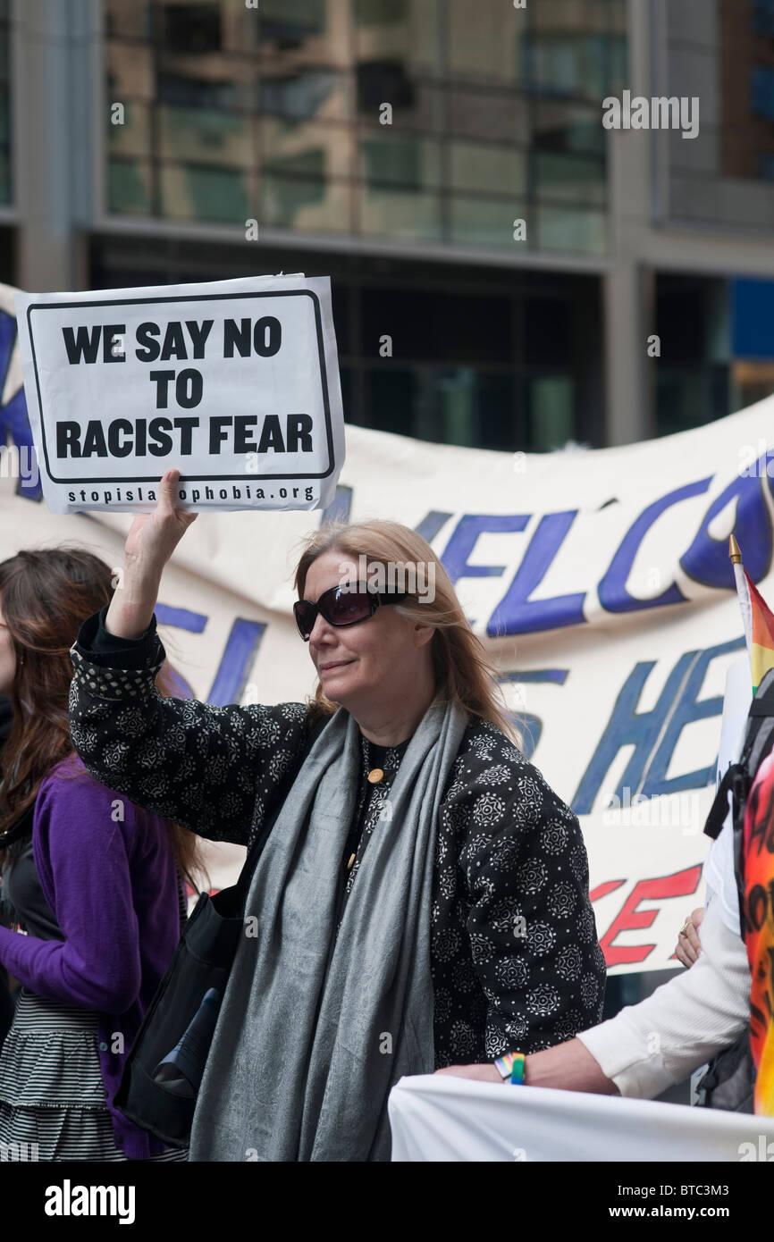 Les protestataires manifester contre News Corp., la société mère de Fox News, à New York Banque D'Images