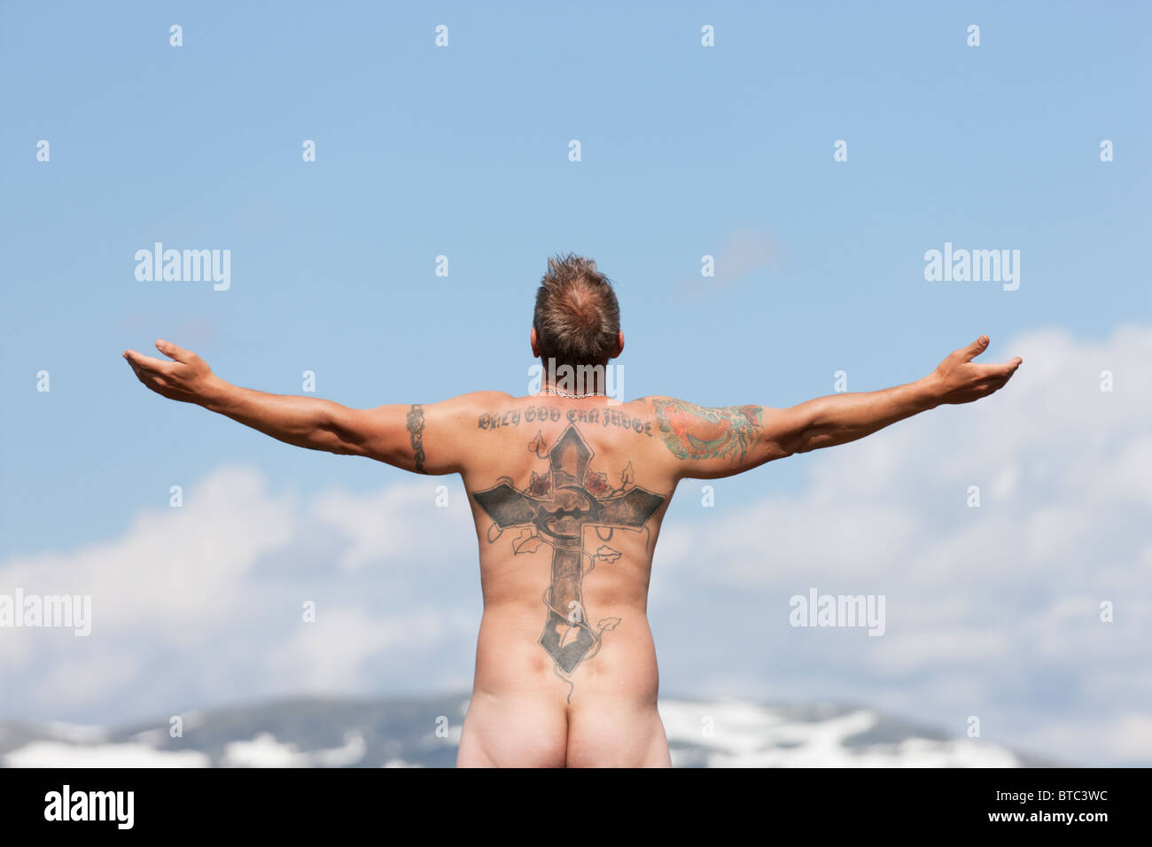 Naked man with tattoo à l'extérieur Banque D'Images