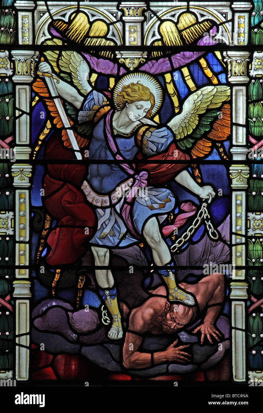 Un vitrail représentant l'Archange Michel terrassant Satan d'après une peinture de Guido Reni de 1636 Banque D'Images