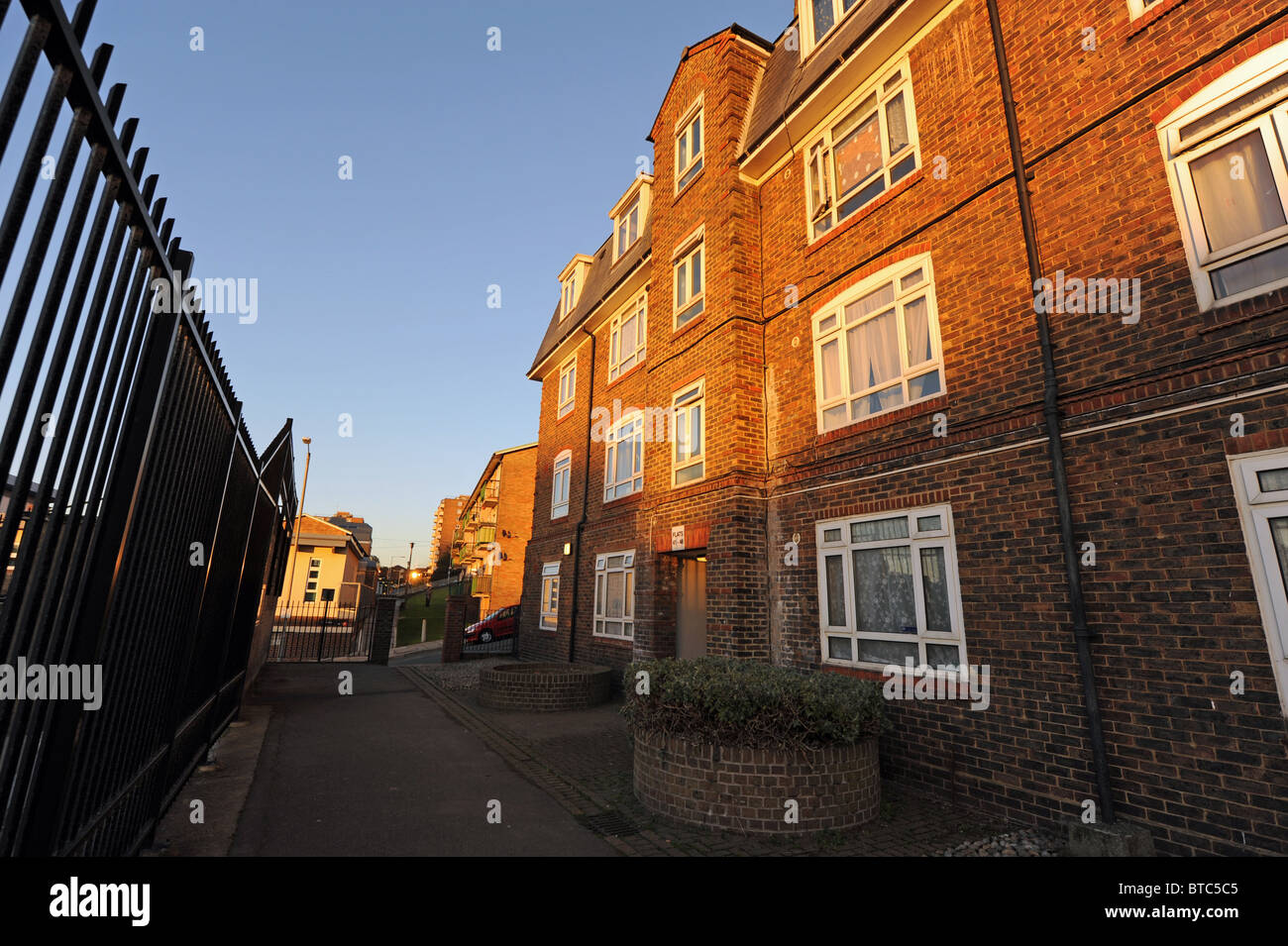 Blocs d'appartements en centre-ville de Brighton UK au crépuscule Banque D'Images