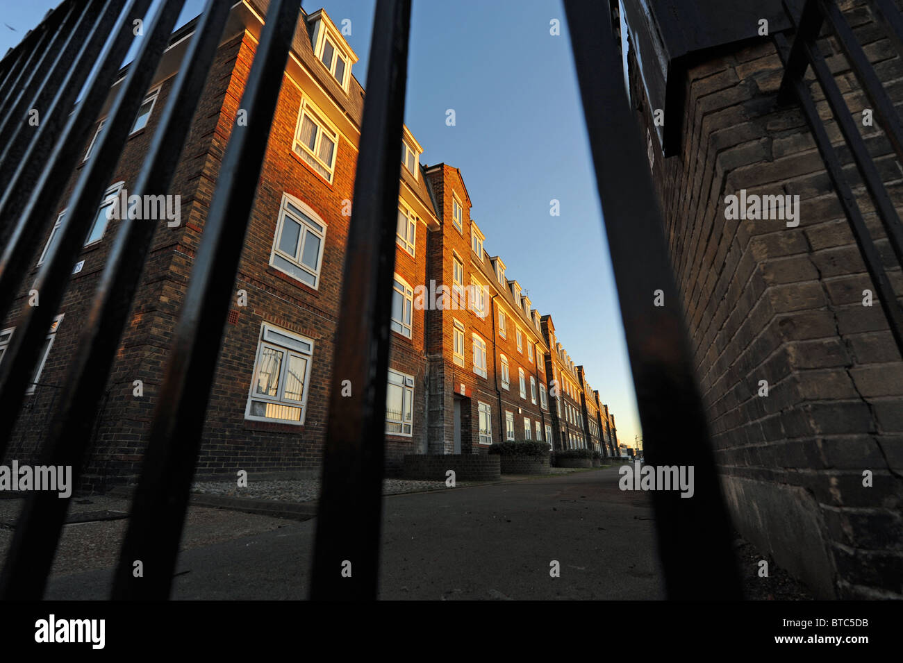 Des immeubles aux balustrades en premier plan dans le centre-ville de Brighton UK au crépuscule Banque D'Images