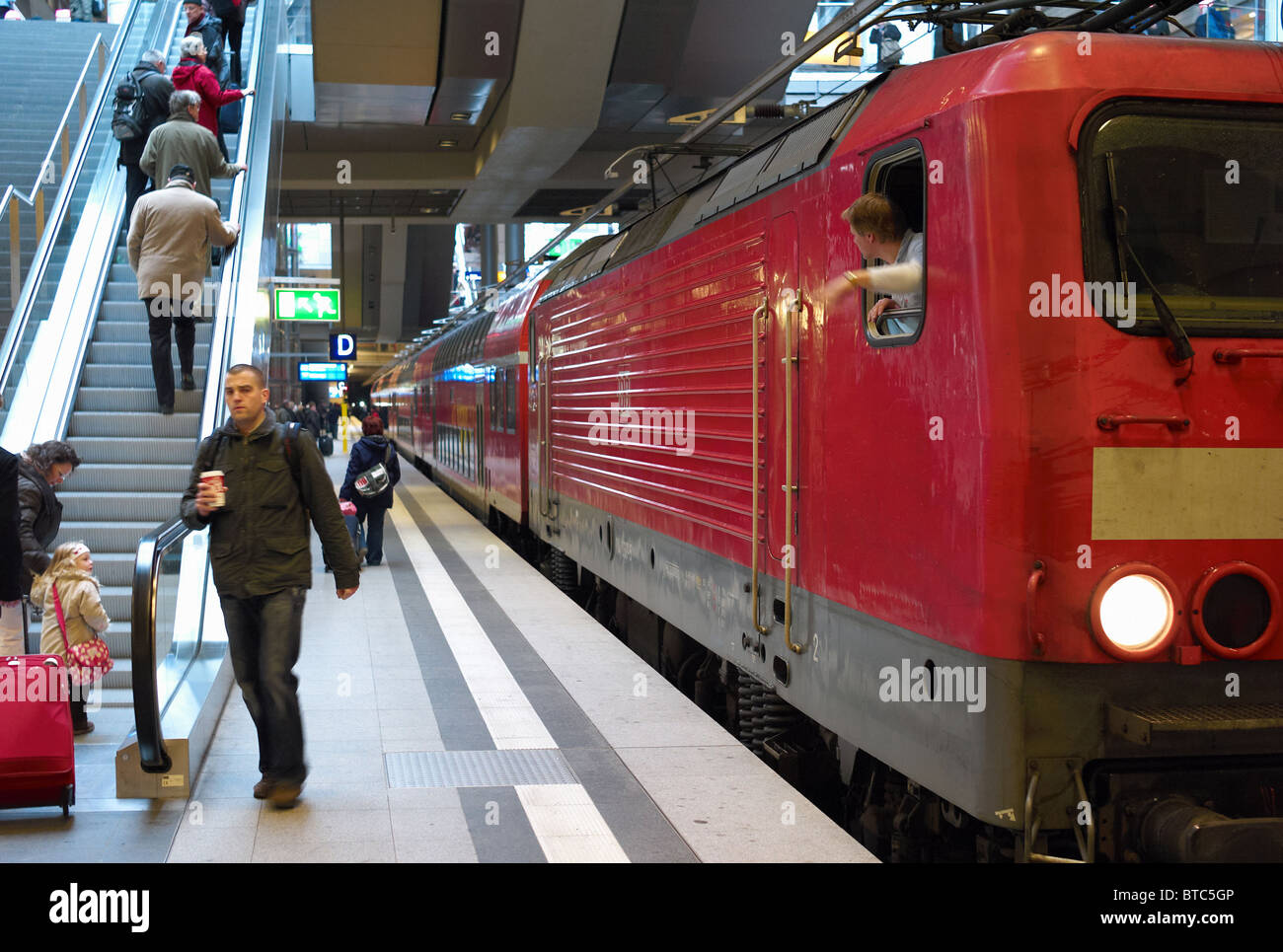 Voyageurs à la Berlin Hauptbahnhof, Berlin, Allemagne Banque D'Images