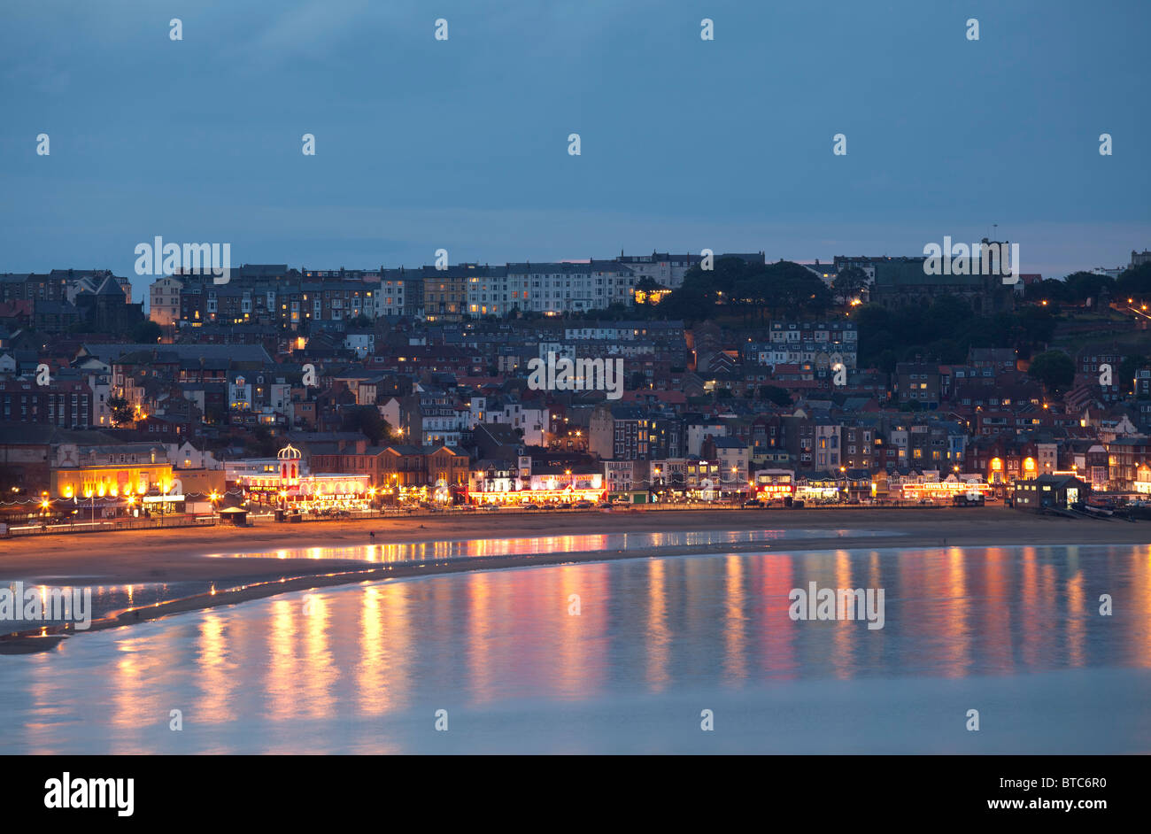 Scarborough bay au crépuscule. Banque D'Images