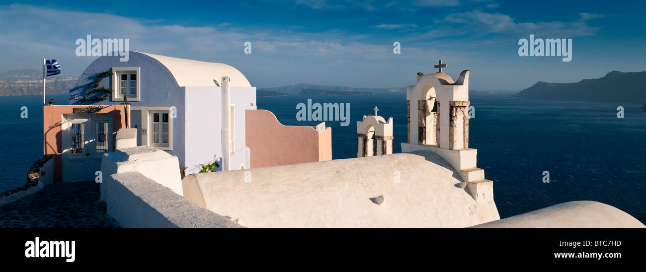L'architecture typique et clochers Oia Santorini Cyclades Grèce Banque D'Images
