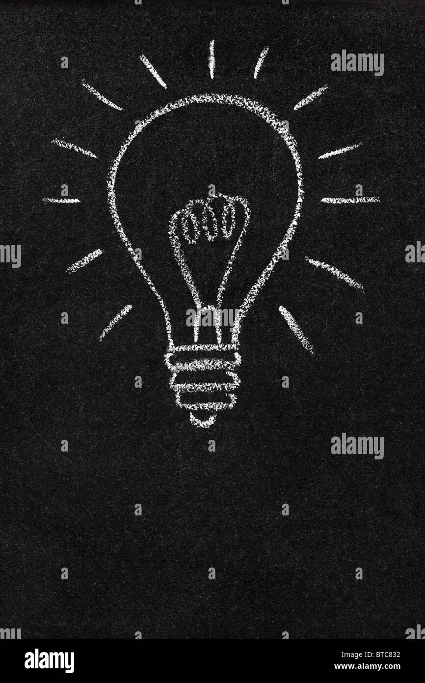 Ampoule Lumière dessiné sur un blackboard with copy space Banque D'Images