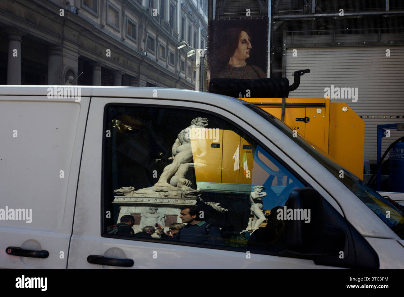 Réflexions de renaissance des statues d'Hercule et de David dans son van à Florence Piazza degli Uffizi. Banque D'Images