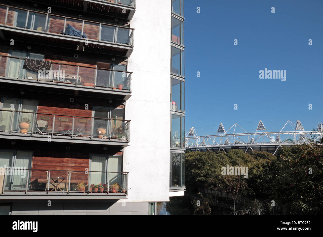 Immobilier à proximité du stade d'athlétisme des Jeux Olympiques de 2012 à Londres et Parc olympique. London UK. Banque D'Images