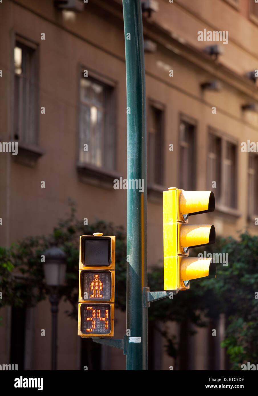 Passage pour piétons feux.(figure demande à rester immobile, ne pas traverser)Nombre indique secondes restantes avant le changement des feux. Banque D'Images