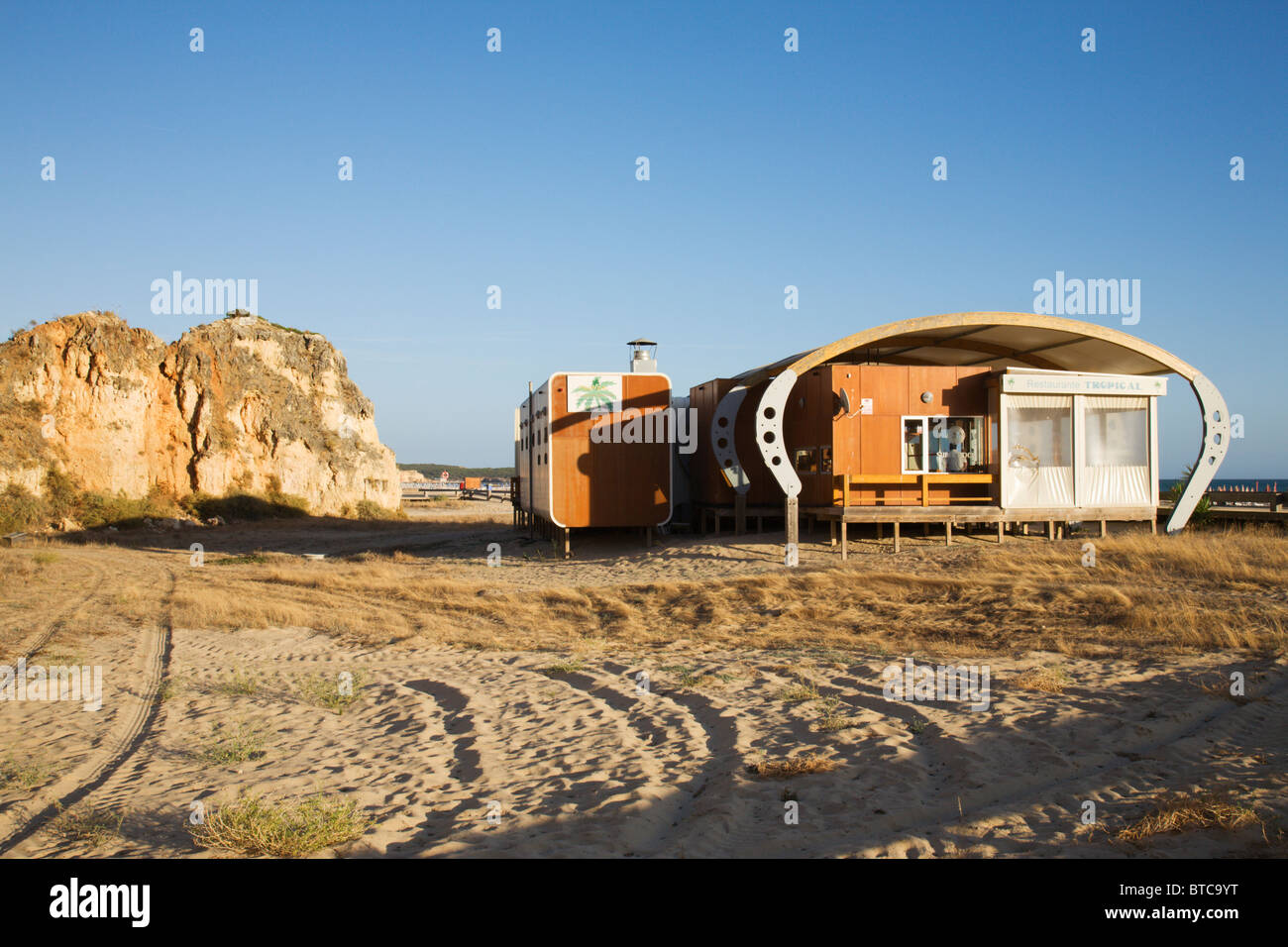 L'un des restaurants construits le long de la plage de Praia da Rocha, Algarve, Portugal. Banque D'Images