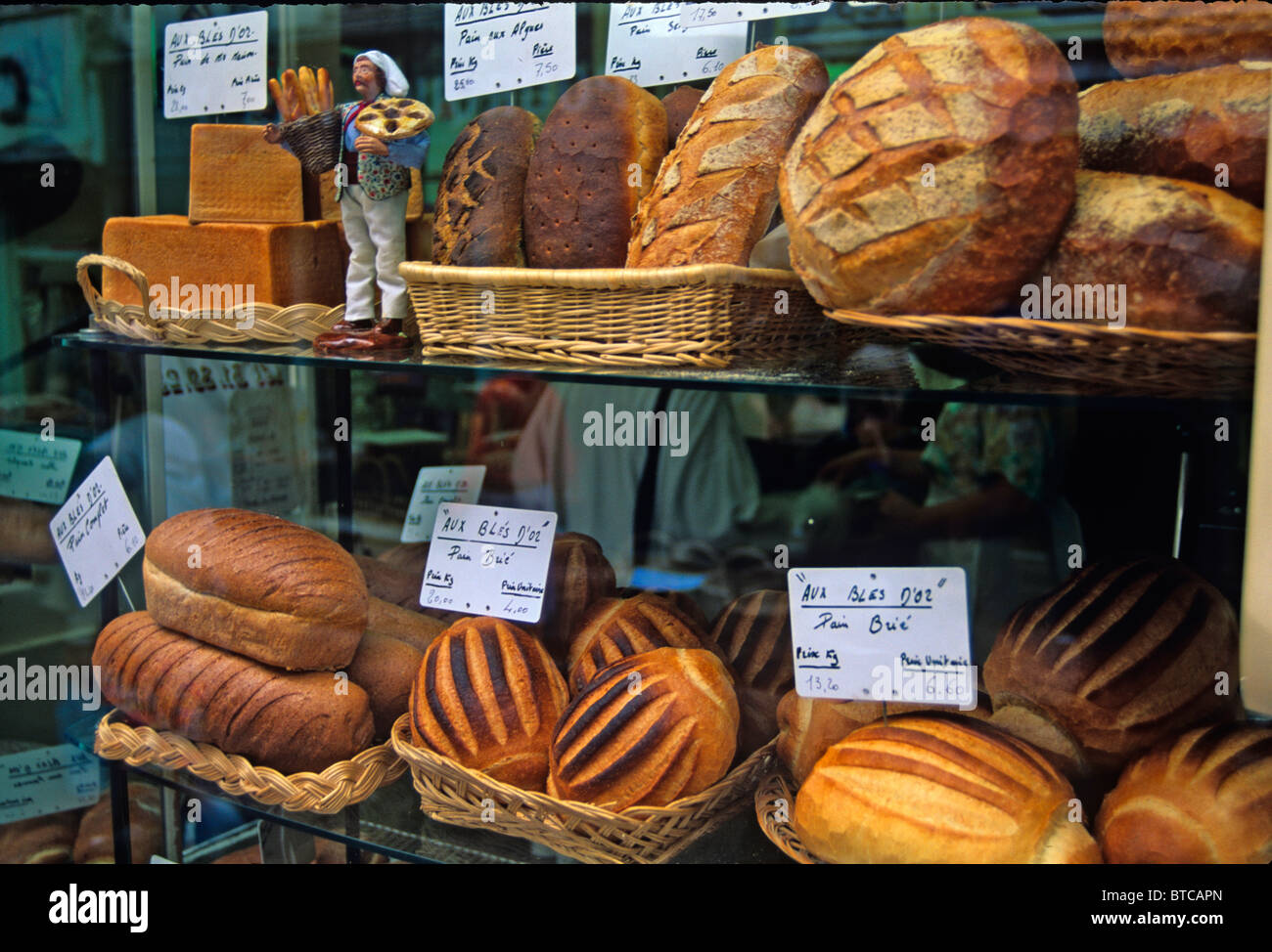 Fenêtre de détail scène d'une boulangerie française Banque D'Images