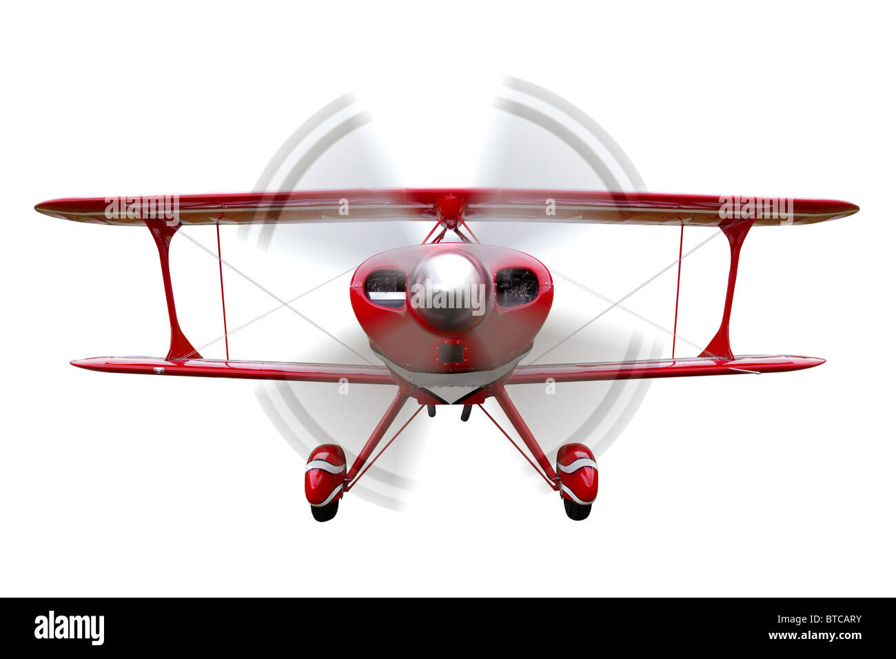 Un biplan rouge, vue de l'avant avec hélice dans Motion, isolé sur un fond blanc. Banque D'Images