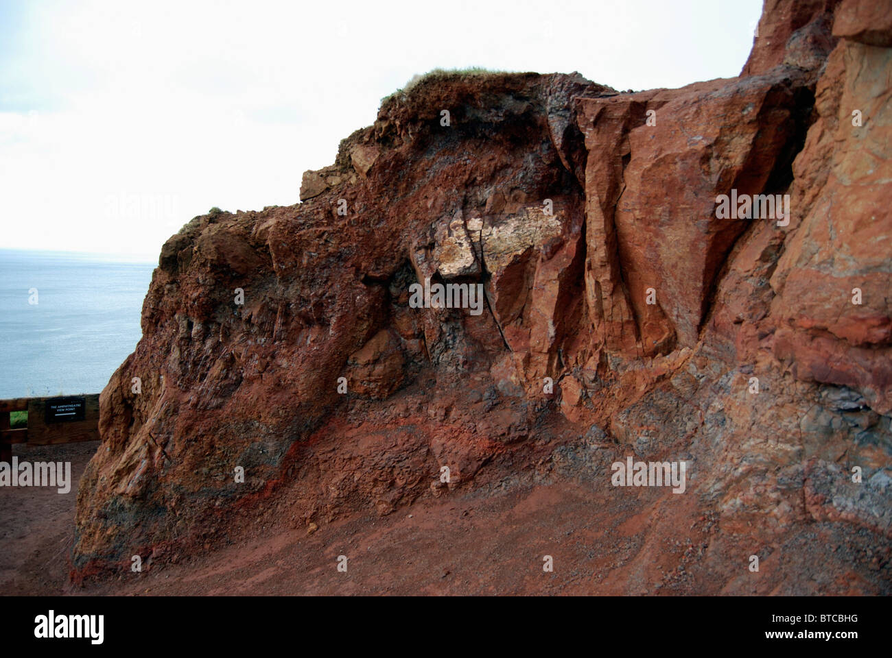 Falaise de grès rouge à la formations de la Chaussée des Géants, le comté d'Antrim, en Irlande du Nord Banque D'Images