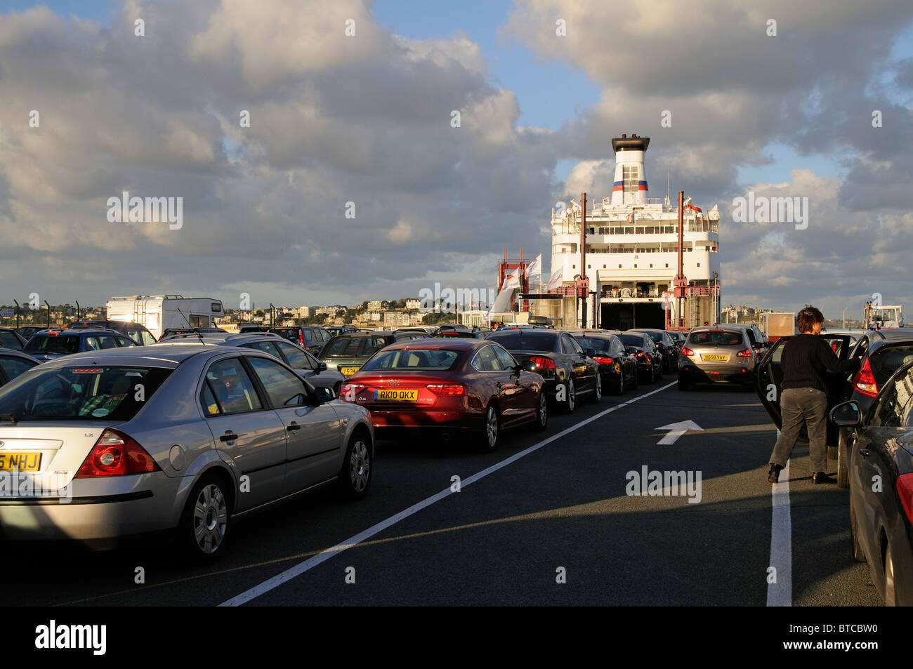 Voitures de mise en file d'attente en ligne à bord d'un ferry qui traversent la manche à St Malo ouest France Banque D'Images