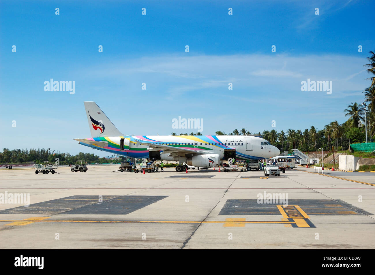 L'avion de Bangkok Airlines de prendre l'entretien à l'aéroport de Samui Banque D'Images