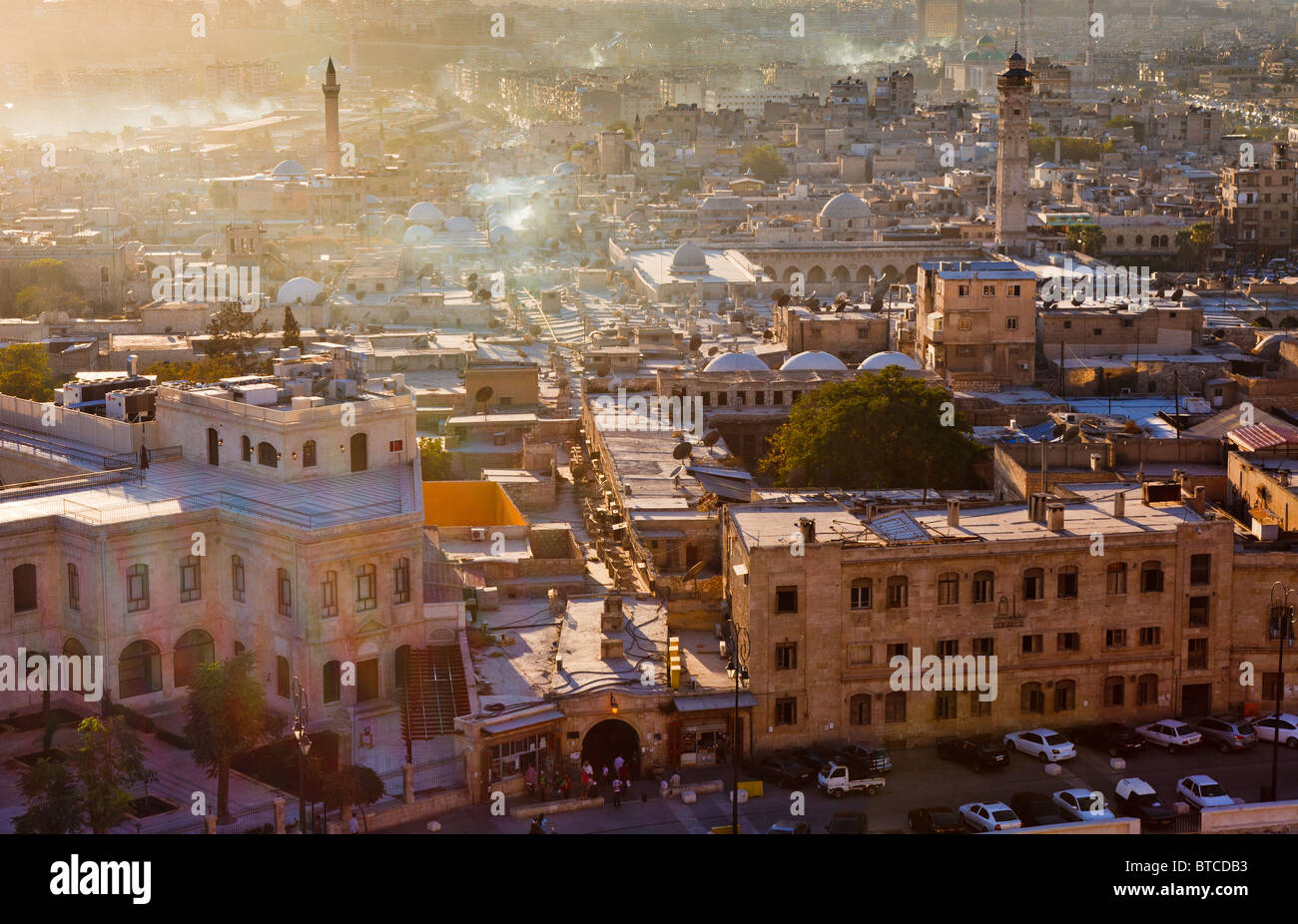 Panorama de la vieille ville d'Alep, Syrie, en vue de la citadelle au lever du soleil Banque D'Images