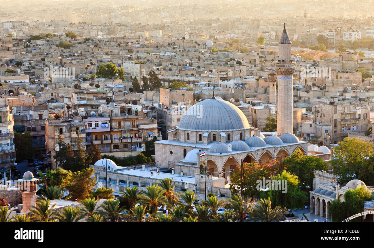 Panorama de la vieille ville d'Alep, Syrie, en vue de la citadelle au lever du soleil Banque D'Images