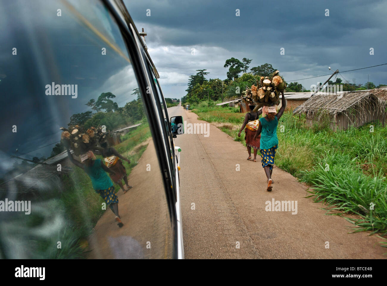 La route et les piétons, Côte d'Ivoire, Afrique de l'Ouest Banque D'Images