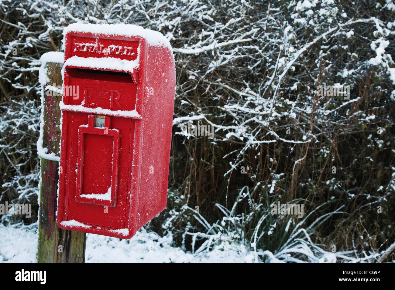 Post box dans la neige Banque D'Images