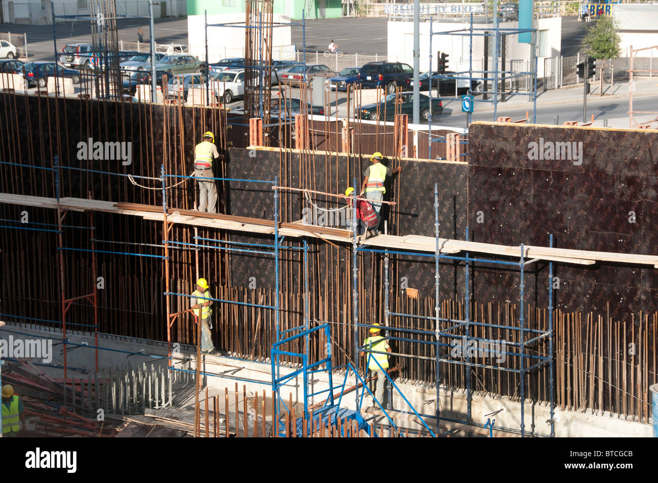 Le Liban . Les souks de Beyrouth nouveau centre de développement. Quatre ouvriers avec des matériaux de construction. Banque D'Images