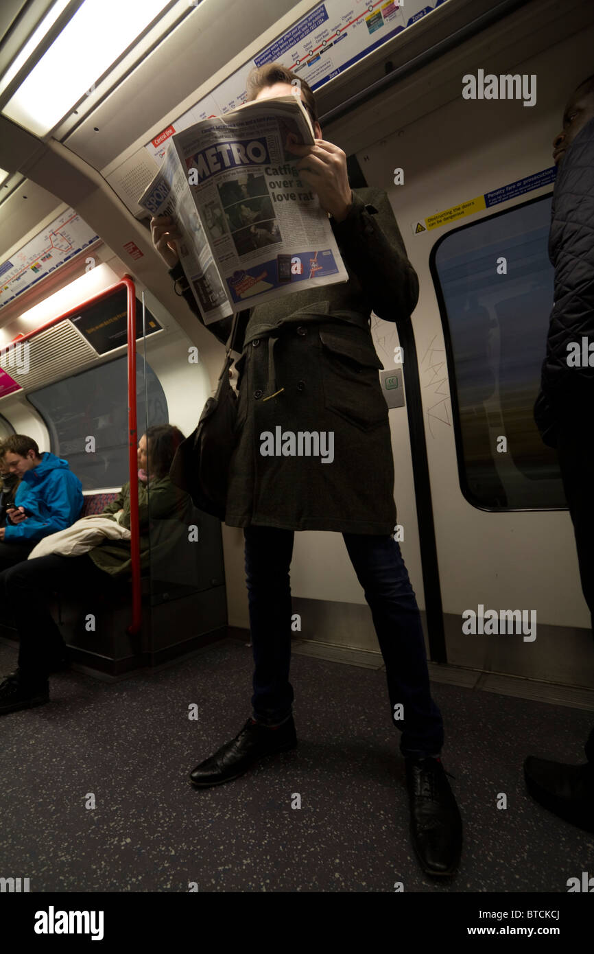 Le journal gratuit métro reader sur London Underground tube train Banque D'Images