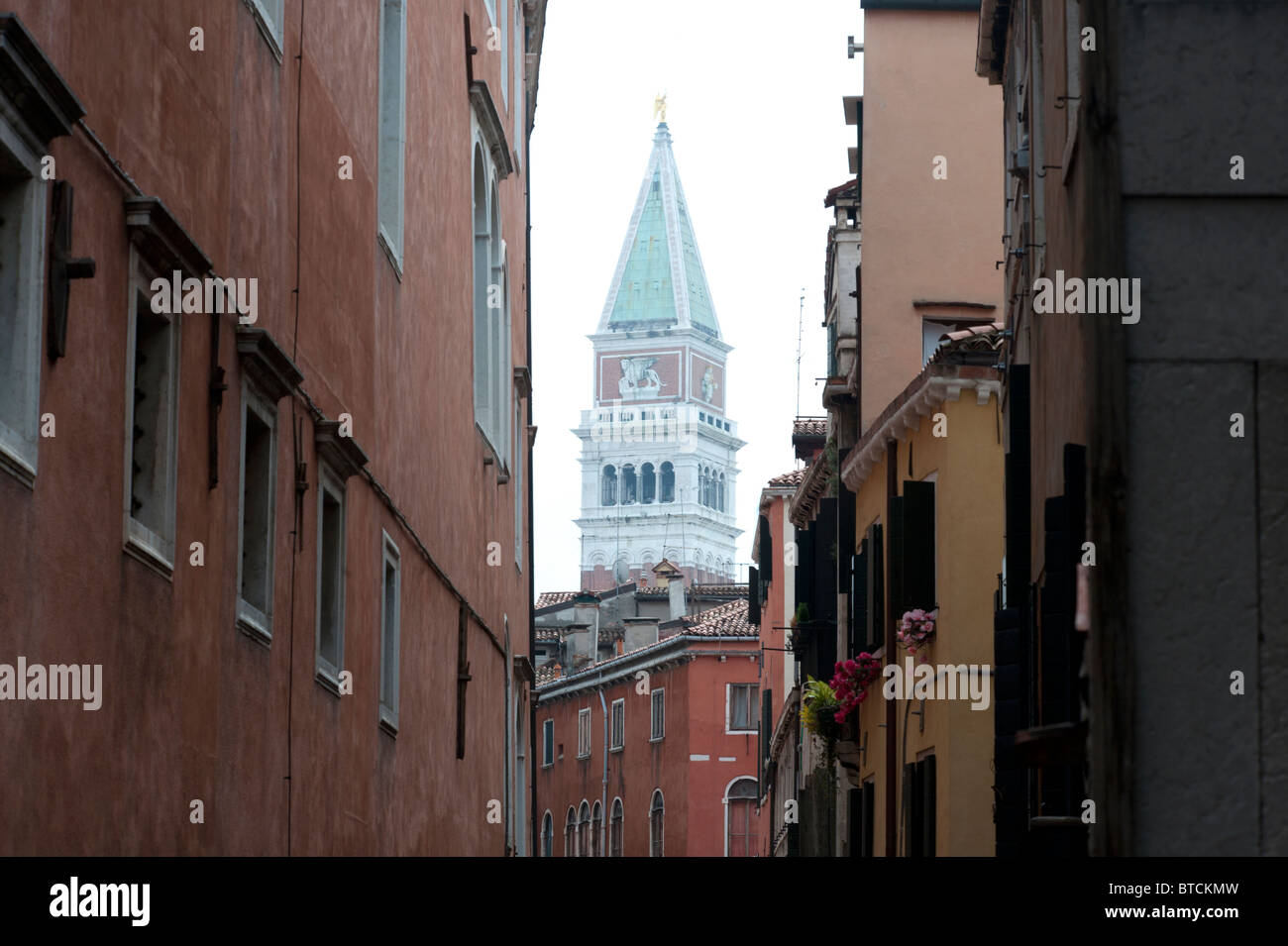 Canal étroit et clocher de l'église Venise Italie Banque D'Images