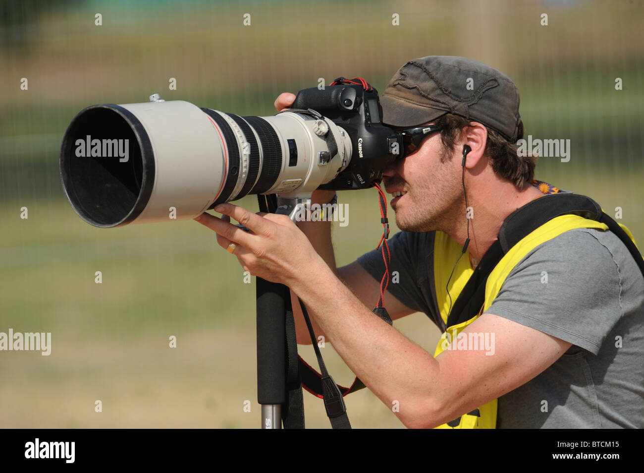 Photographe professionnel à l'aide d'une lentille télescopique Banque D'Images