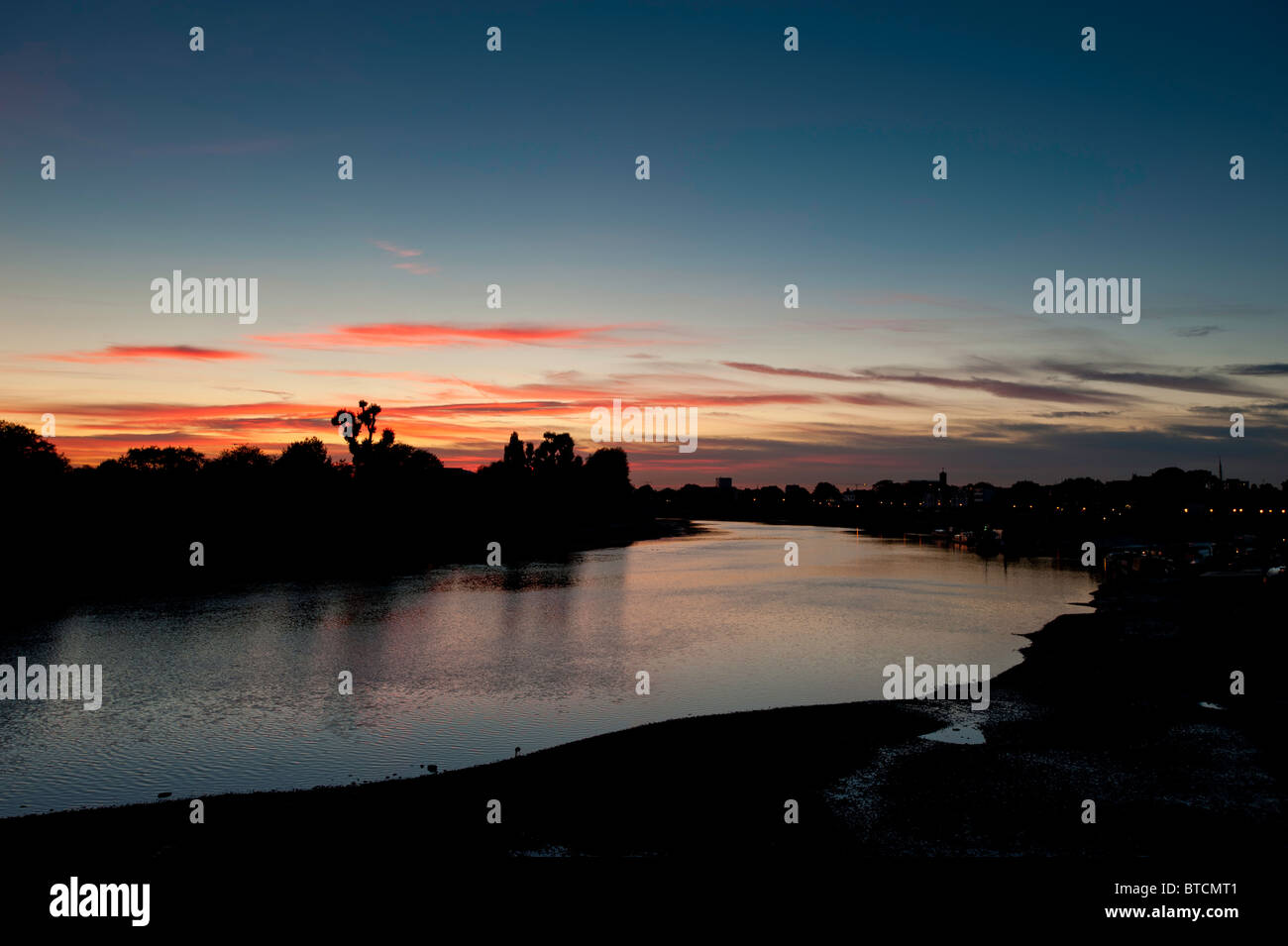Rivière Thames au coucher du soleil, Hammersmith, W6, Londres, Royaume-Uni Banque D'Images