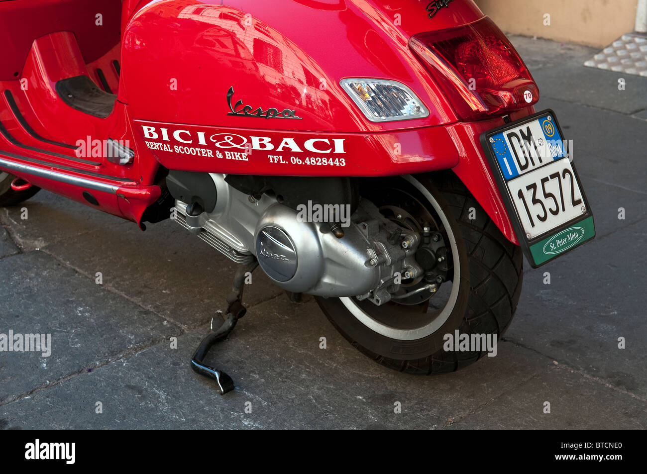 Location de scooters et vélos vespa rouges Banque de photographies et d